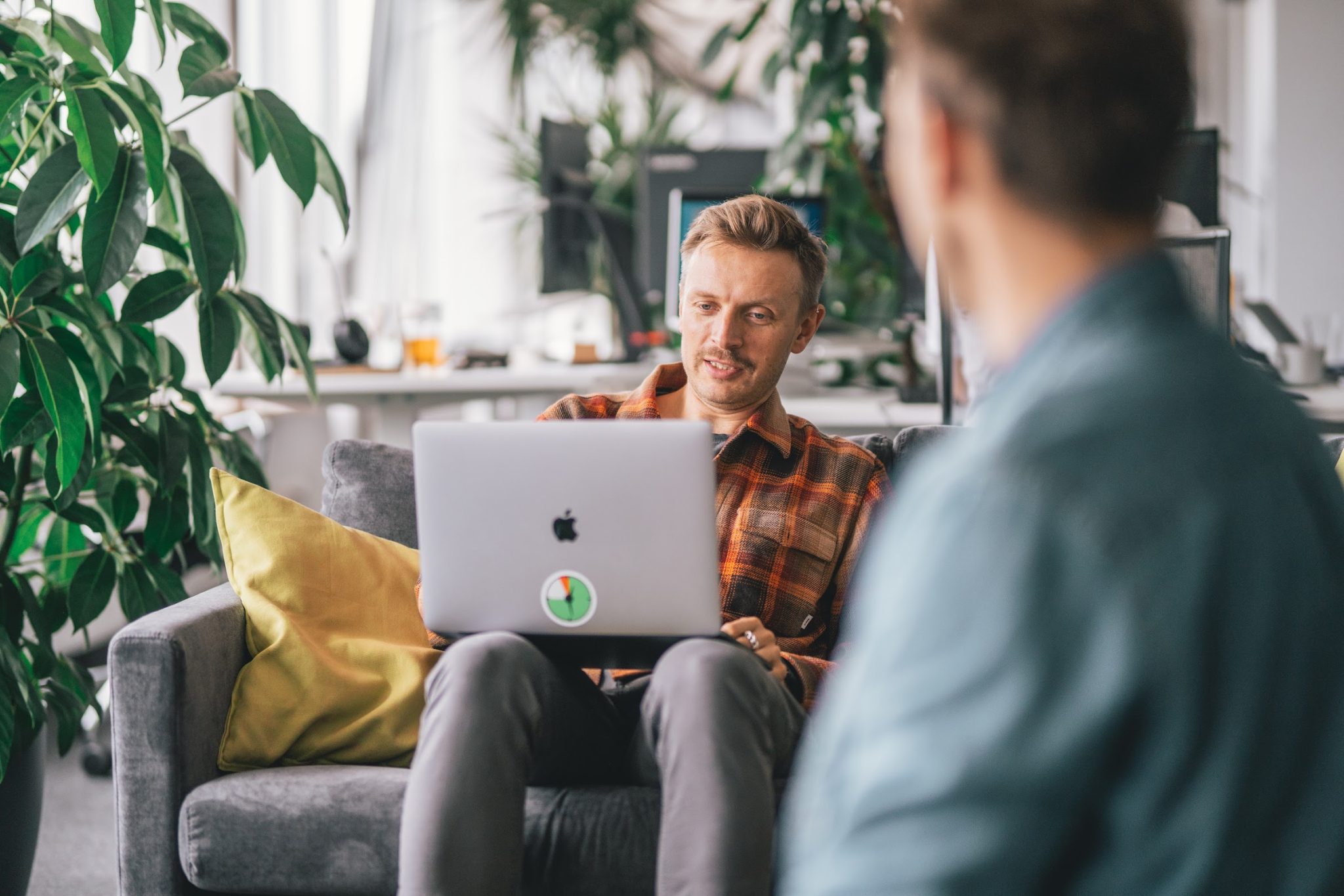 using-employee-benefits-to-attract-employees-desktime-blog