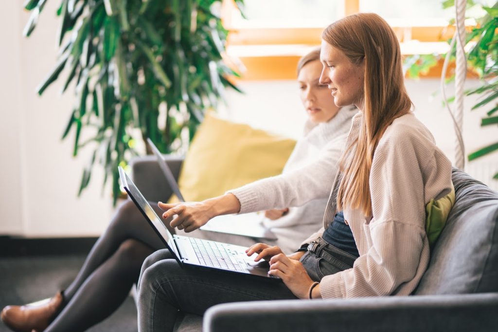 A woman explaining her colleague the difference between right and left brain