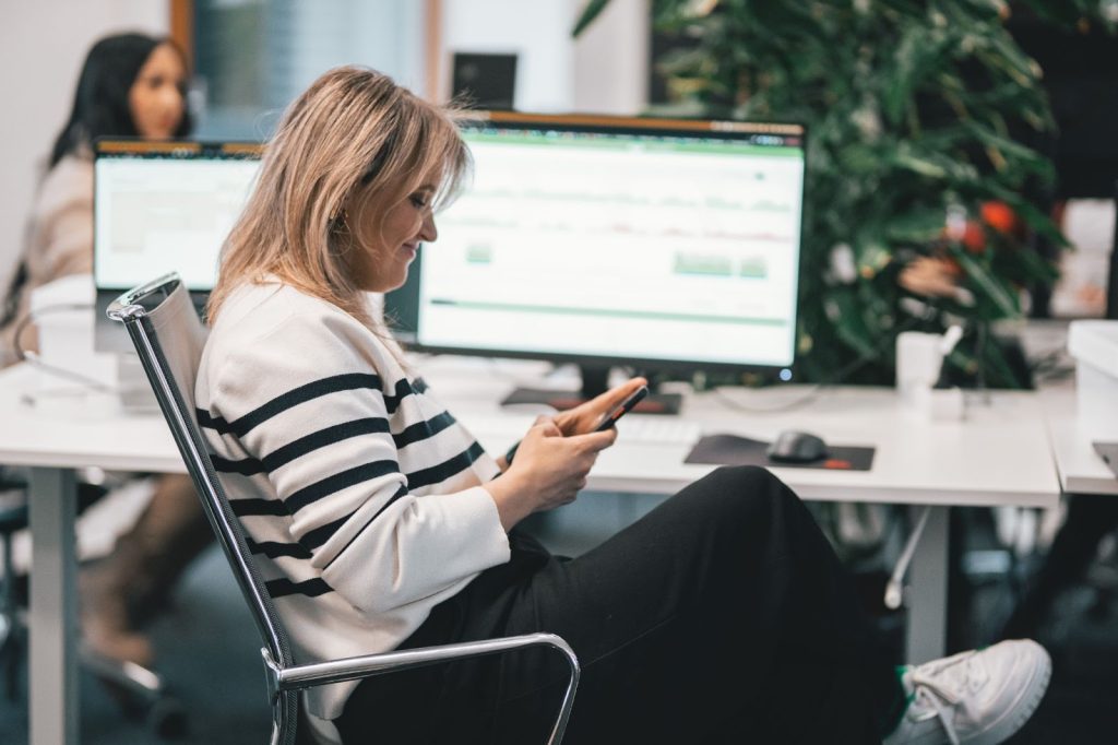 woman looking up how to hack desktime